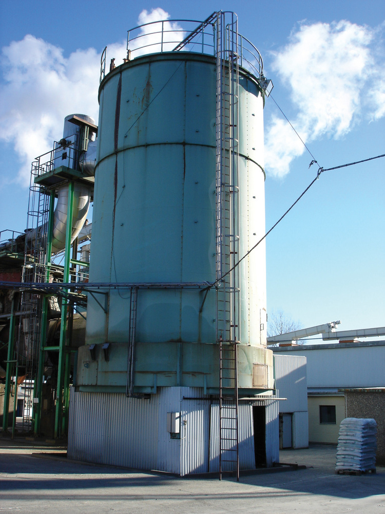 STEEL STORAGE: A 300-cubic-meter test silo was used for the gas distribution tests. 