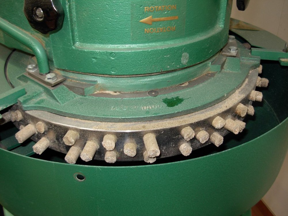 Flat die pellet mill and ring die pellet mill comparison