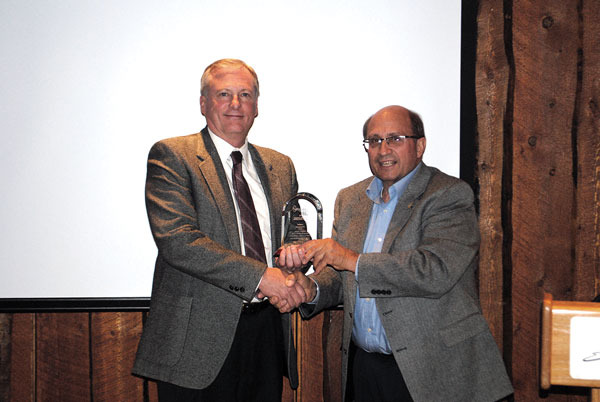 Duane Kristensen (left) accepts Ethanol Industry Appreciation Award from Dennis Gengenbach, farmer-director on the Nebraska Corn Board.